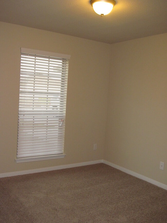 Building Photo - 4 BEDROOM, BISD