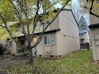 Building Photo - Beautifully updated townhouse in Eugene! (...