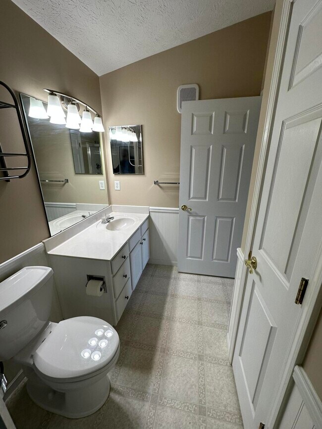 Building Photo - 600 Vincent Way