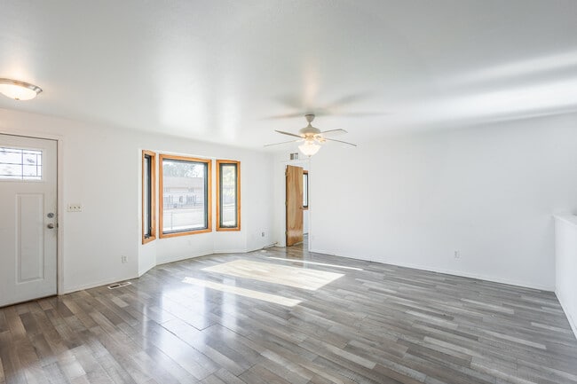 Building Photo - 924 E Georgia Ave