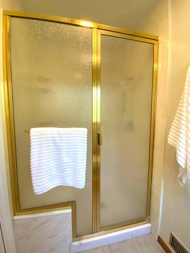 Building Photo - Pleasanton Single Story House 4 bed/2 bath, Downtown next to Amador Valley High! Great Location