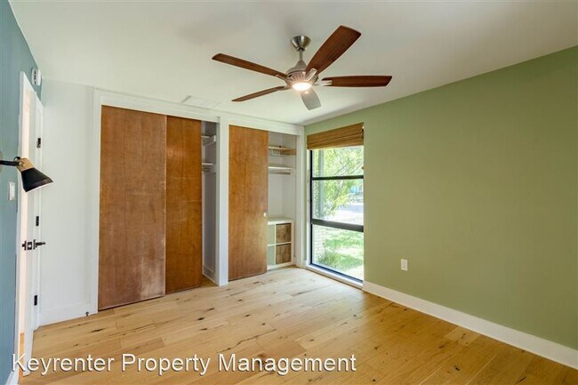 Building Photo - 1423 Broadmoor Dr
