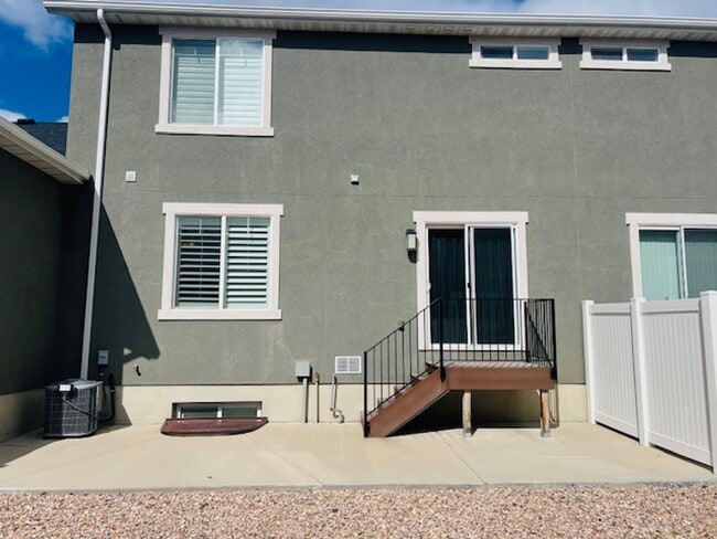 Building Photo - Beautiful home with central air and 2 car garage.