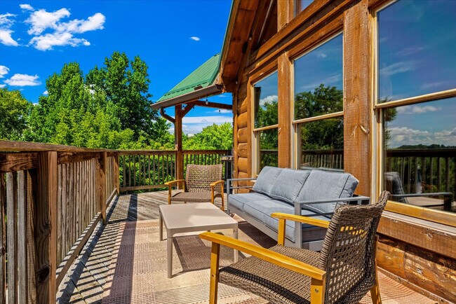 Building Photo - 208 Tunnel Ridge Dr