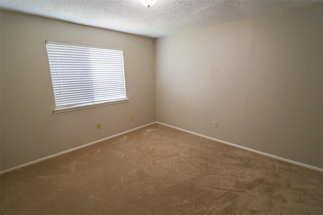 Building Photo - 1546 Ridgebriar Dr