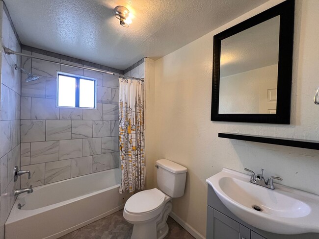 Building Photo - 3 Bedroom 2 Bath Silver Springs Home on 13...