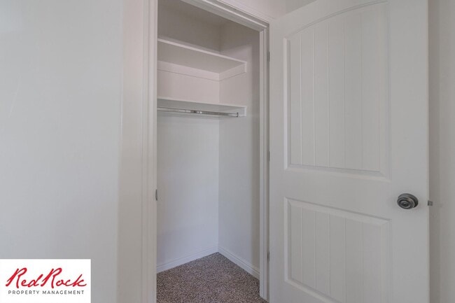 Building Photo - Charming 3 Bedroom Townhome with INTERNET INCLUDED & Dog-Friendly!