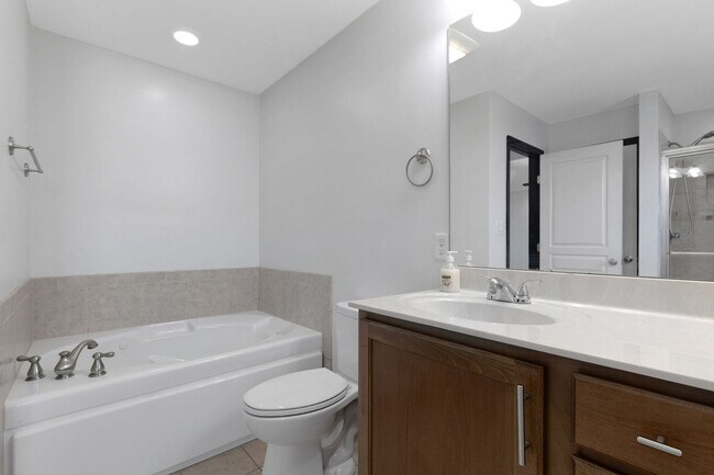 Building Photo - Spacious 3BR Townhome in Fayetteville