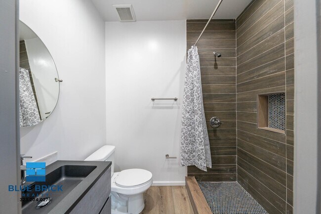 Building Photo - 5239-5241 Huntington Dr -