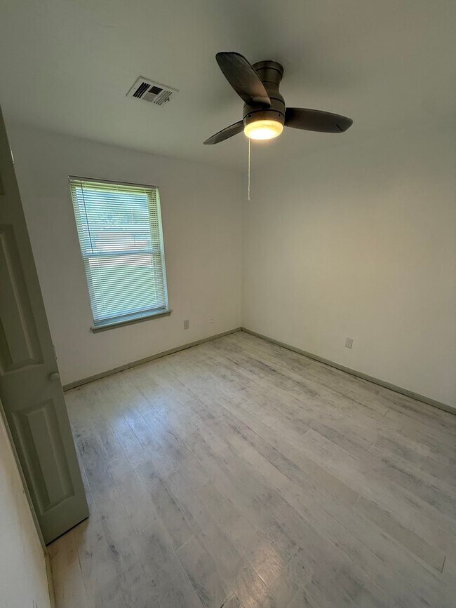 Building Photo - Completely remodeled 3 bed 1 & 1/2 bath ho...
