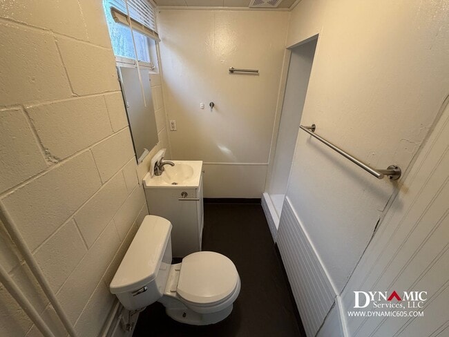 Building Photo - Updated 4+ Bedroom, 2 Bathroom House By Augustana University