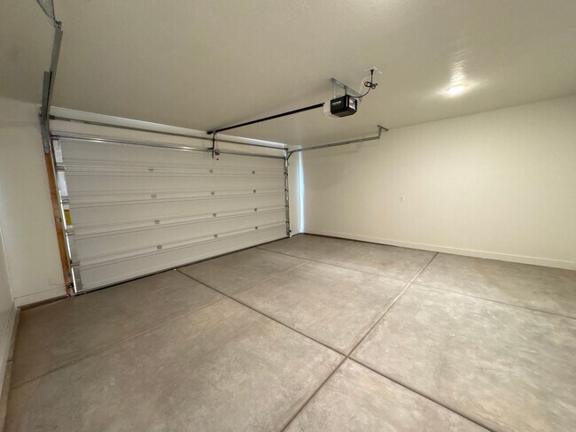 Building Photo - Crosshollows Home Available!