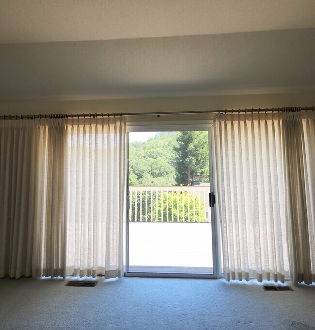 Building Photo - "Must See" House in Oakmont w/beautiful vi...