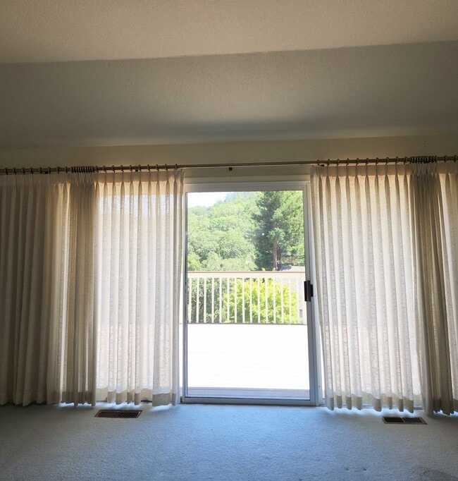 Building Photo - "Must See" w/beautiful views 3 bedroom, 2....
