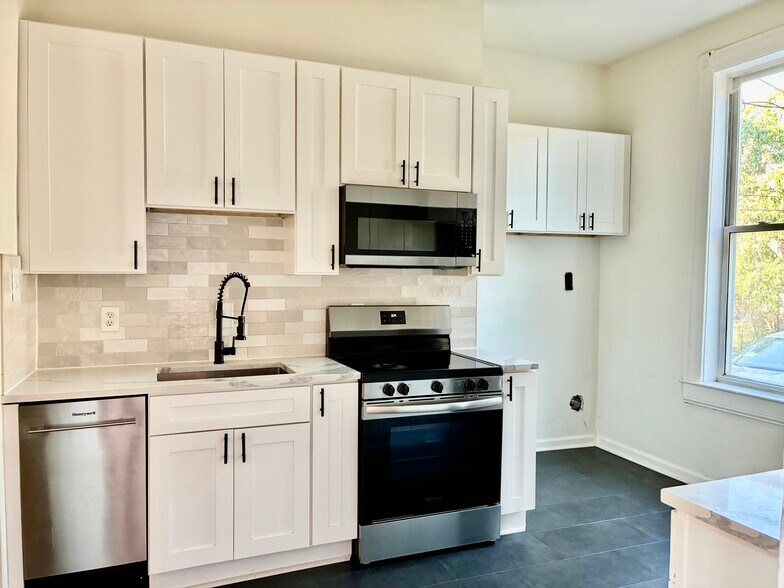 Kitchen - 3331 California Ave