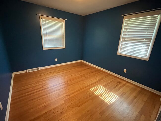 Building Photo - 275 Oak St