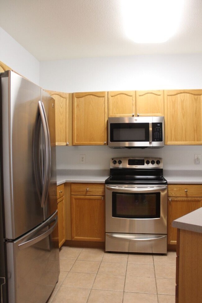 Building Photo - Deer Creek - 2nd Floor 2 bedroom/2 Bath Co...
