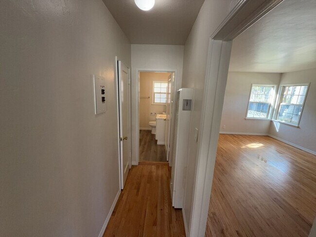 Building Photo - 517