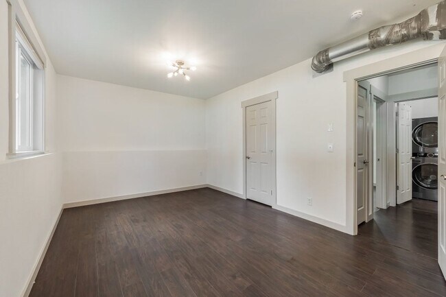 Building Photo - Emerald Estates 4 bed 2 bath with fenced yard