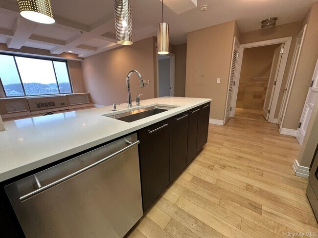 Building Photo - 64-05 Yellowstone Blvd