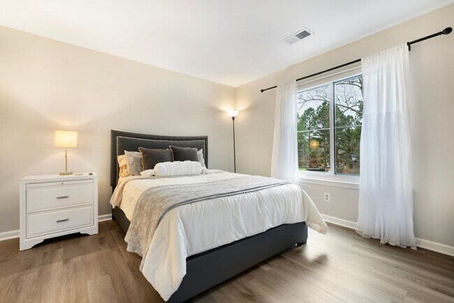 Building Photo - *PARK FLEX STAYS - FULLY FURNISHED* Welcome to your home base in South Durham!