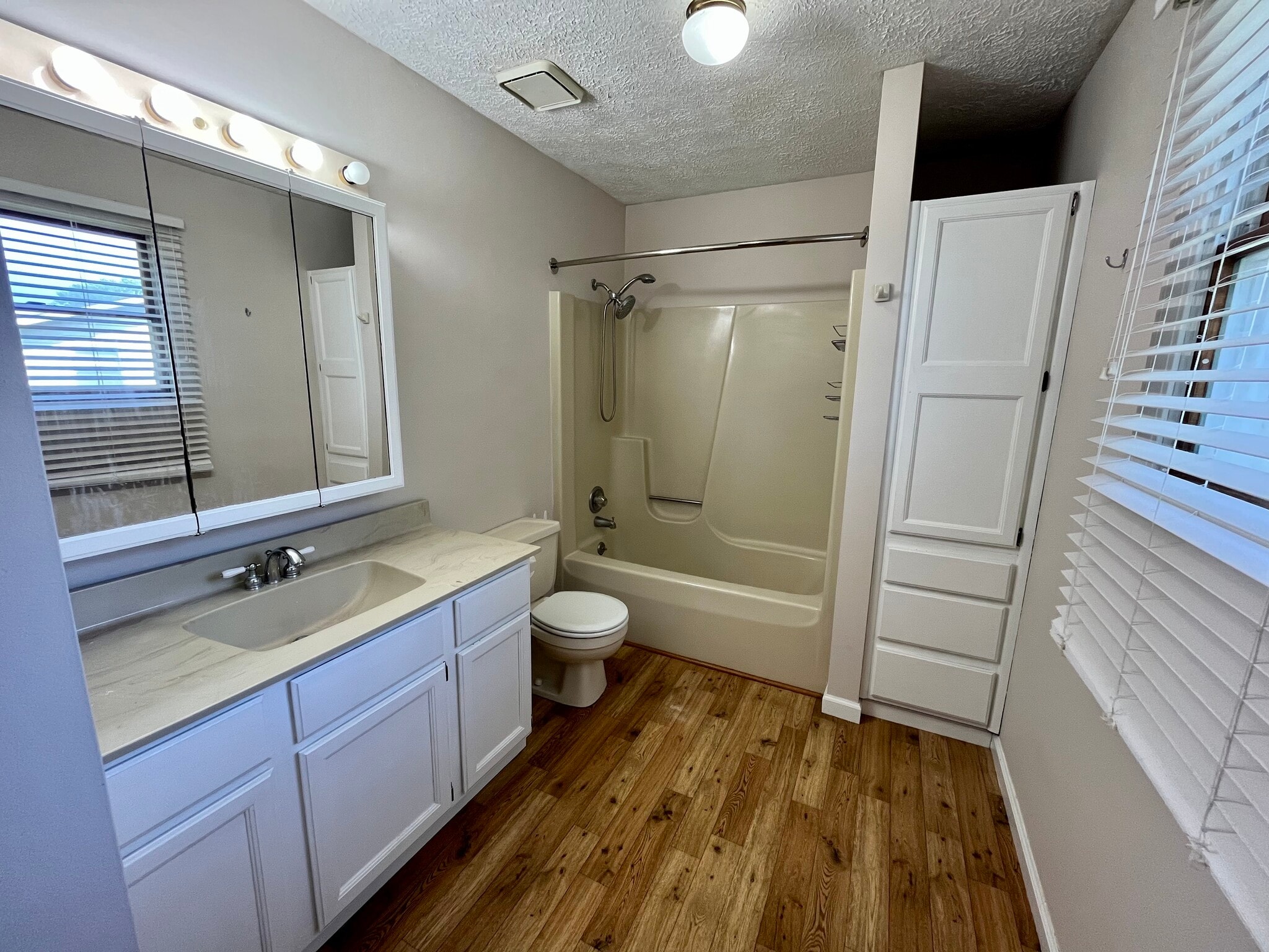 Building Photo - 555 Royal Crest Dr