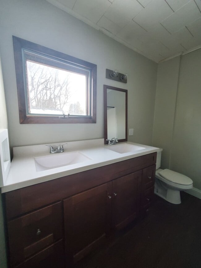 Building Photo - Well updated 3br with full laundry  Huge garage