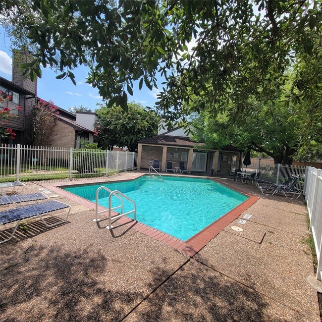Building Photo - 8020 Braesmain Dr