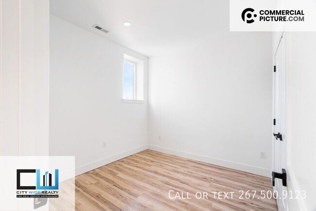 Building Photo - Great Location. Modern Two bedroom Apartment.