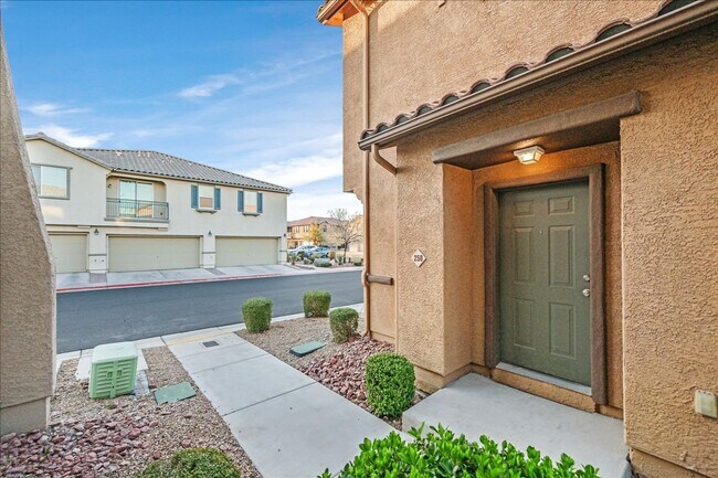 Building Photo - Spacious 2 bedroom condo with attached condo