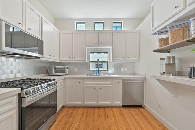 Building Photo - 8715 Meadowcroft Dr