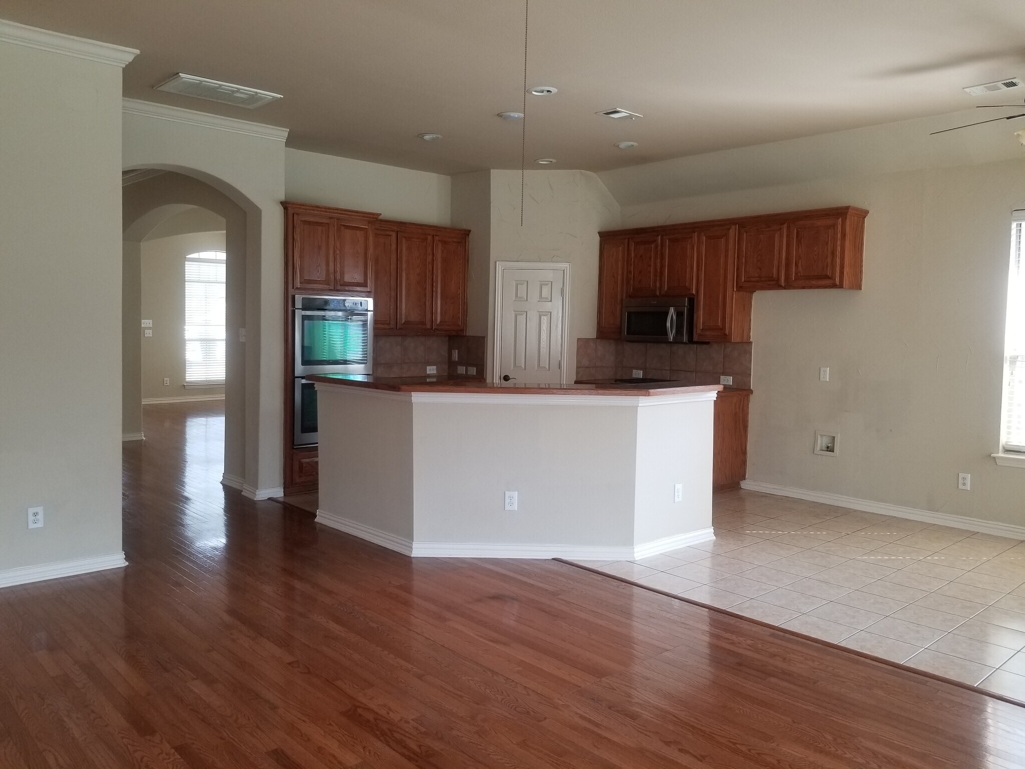 Building Photo - 552 Palomino Way