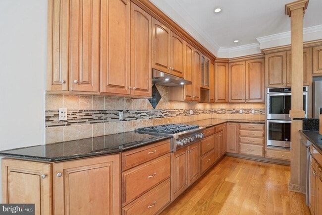 Building Photo - 5905 Lone Oak Dr