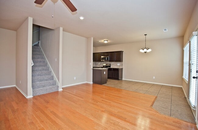 Building Photo - ***901 Oakwood Lane***