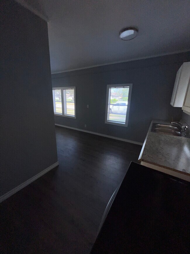 Building Photo - 509 E Kenedy Ave