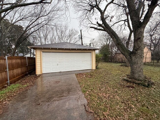 Building Photo - 1018 E Waco Ave