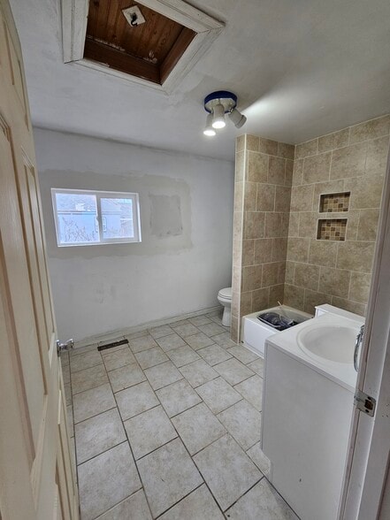 Bathroom - 715 W 8th St