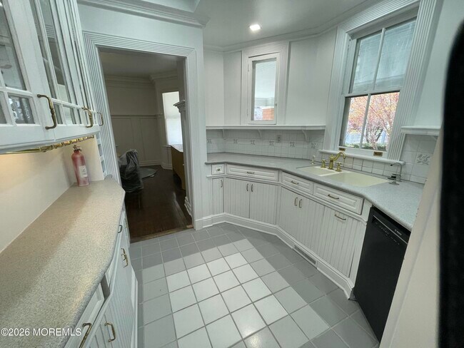 Building Photo - 211 Cedar Ave