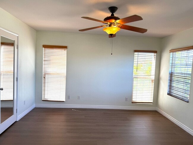 Building Photo - Beautiful 3 Bedroom 2.5 bathroom townhome ...