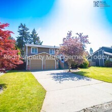 Building Photo - Charming 5 Bedroom + 2 Car Garage!