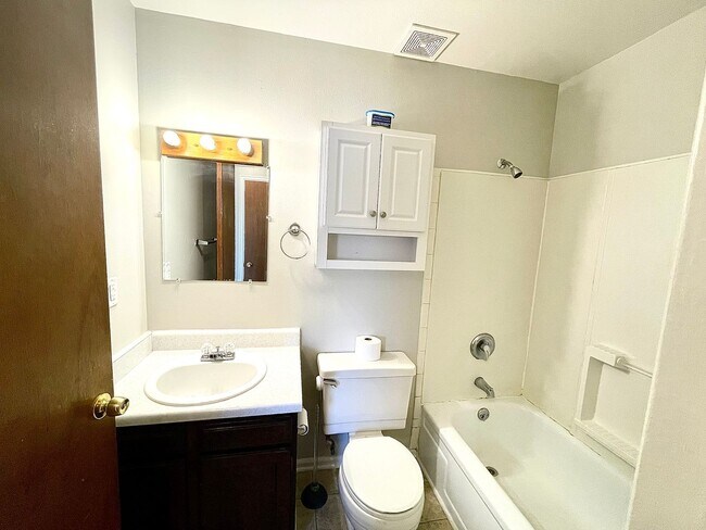 Building Photo - Beautiful updated 3 bedroom 2 bath home in Greeley!