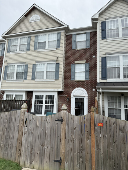 Primary Photo - 5806 Duke Ct