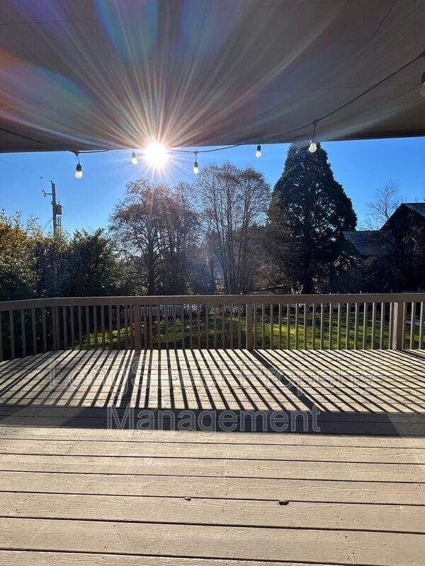 Building Photo - 852 Marilyn Dr