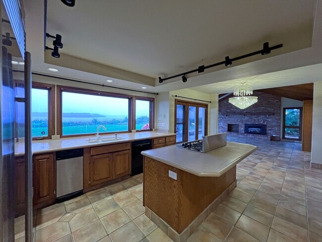 Building Photo - Gated Sound view home Des Moines area, 4 bed plus den 2.5 bath 3900 s/f, Available NOW!!!