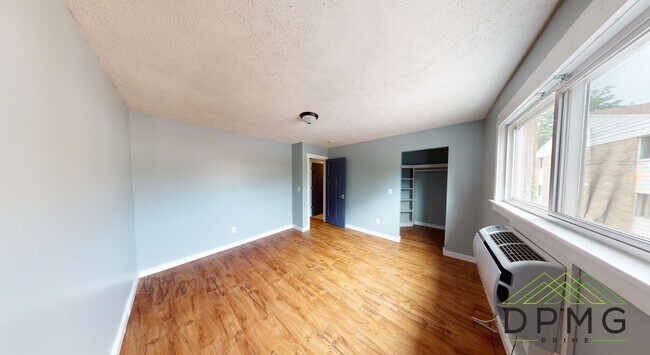 Building Photo - 326 E Hillsdale St