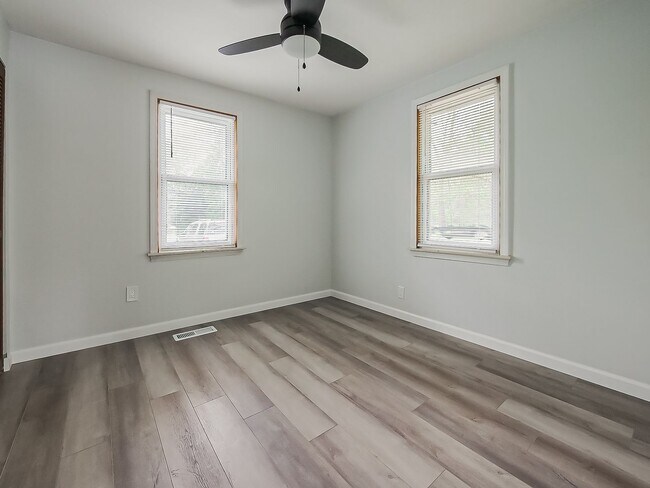 Building Photo - Welcome to this beautiful 2 bedroom, 1 bat...
