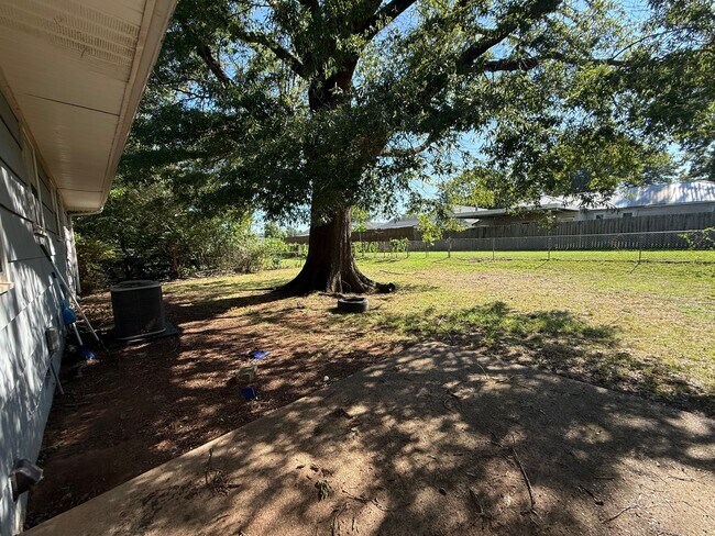 Building Photo - Now Available! Charming 3 Bedroom, 1 Bathroom Home in Muscle Shoals, AL