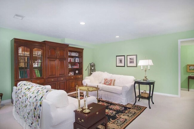 Building Photo - SOUTH SIDE HOLLAND 4 BED 3 BATH HOME