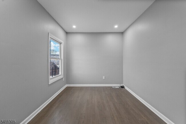 Building Photo - 467 Summer Ave