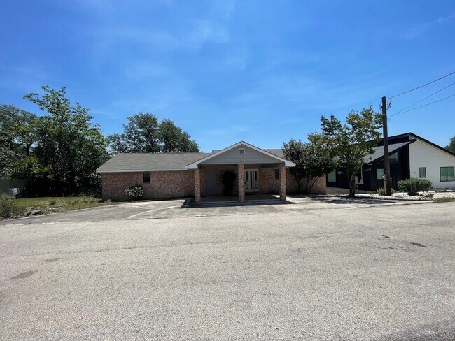 Building Photo - NEW ON MARKET